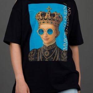 Moteris vilki juodus marškinėlius „IMIGRANT QUEEN / SWEDEN EDITION“, vaizdas iš priekio
