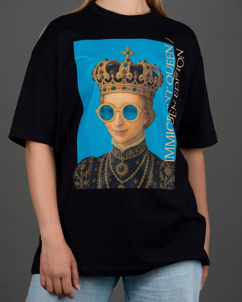 Moteris vilki juodus marškinėlius „IMIGRANT QUEEN / SWEDEN EDITION“, vaizdas iš priekio