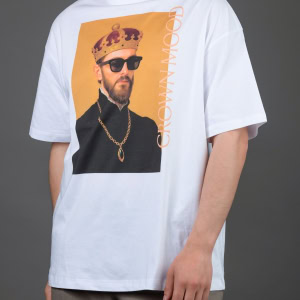 Vyras su baltais marškinėliais „CROWN MOOD“, vaizdas šiek tiek iš šono