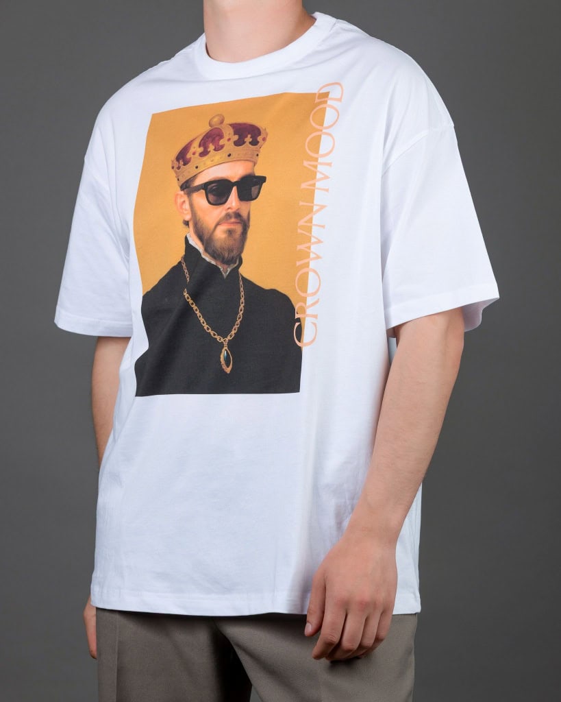 Vyras su baltais marškinėliais „CROWN MOOD“, vaizdas šiek tiek iš šono