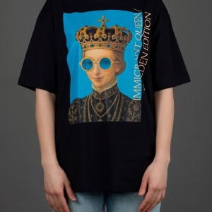 Moteris vilki juodus marškinėlius „IMIGRANT QUEEN / SWEDEN EDITION“ su portretu mėlyname fone