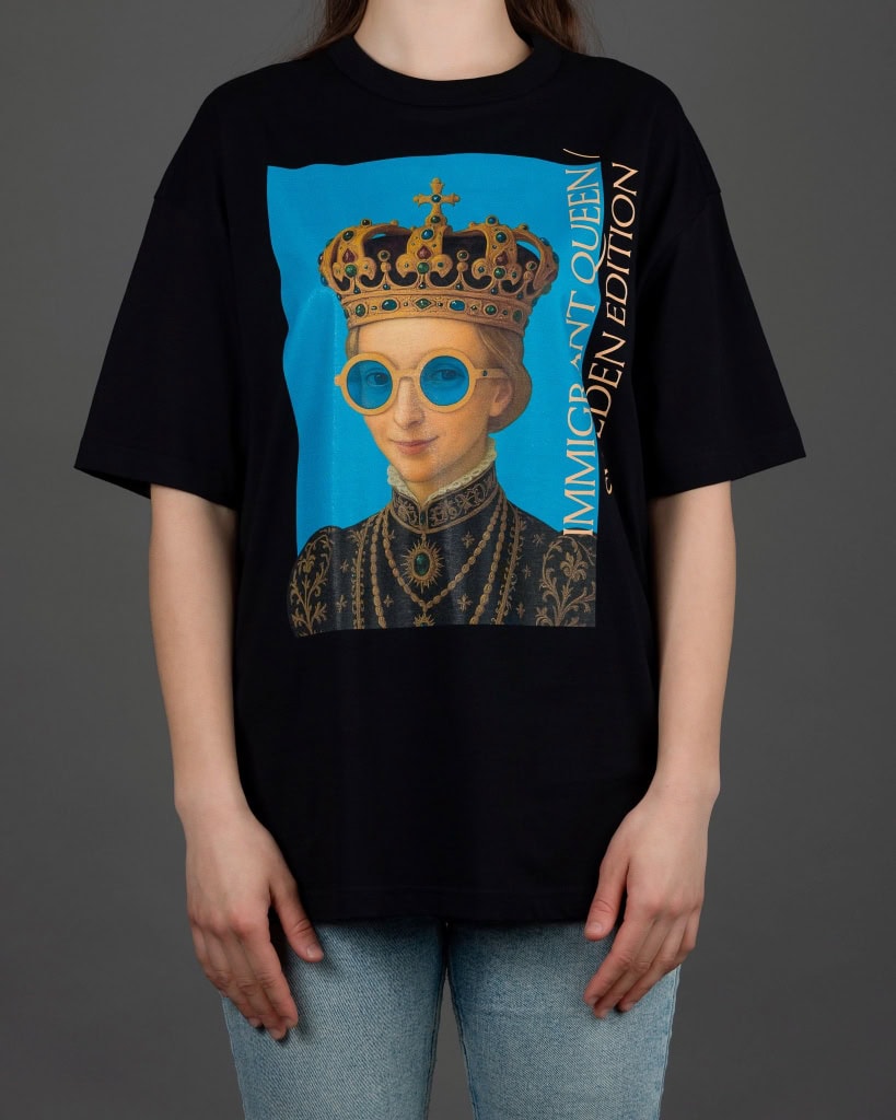 Moteris vilki juodus marškinėlius „IMIGRANT QUEEN / SWEDEN EDITION“ su portretu mėlyname fone