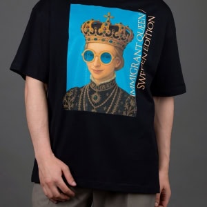 Vyras vilki juodus marškinėlius „IMIGRANT QUEEN / SWEDEN EDITION“ su karūnuotos figūros portretu