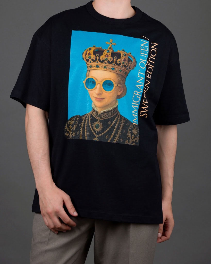 Vyras vilki juodus marškinėlius „IMIGRANT QUEEN / SWEDEN EDITION“ su karūnuotos figūros portretu