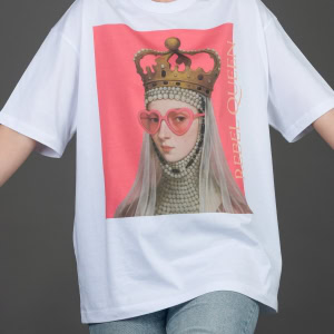Moteris vilki baltus marškinėlius „REBEL QUEEN“ su karalienės portretu rožiniame fone