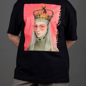 Vyras vilki juodus marškinėlius „REBEL QUEEN“ su karalienės portretu, rankos už nugaros