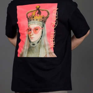 Vyras su juodais marškinėliais „REBEL QUEEN“, vaizdas iš arčiau, rankos už nugaros