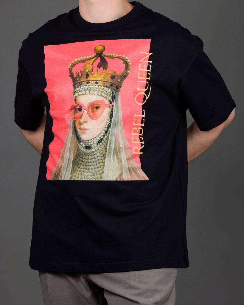 Vyras su juodais marškinėliais „REBEL QUEEN“, vaizdas iš arčiau, rankos už nugaros