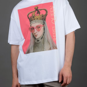 Vyras vilki baltus marškinėlius „REBEL QUEEN“ su karalienės portretu ir pilkas kelnes