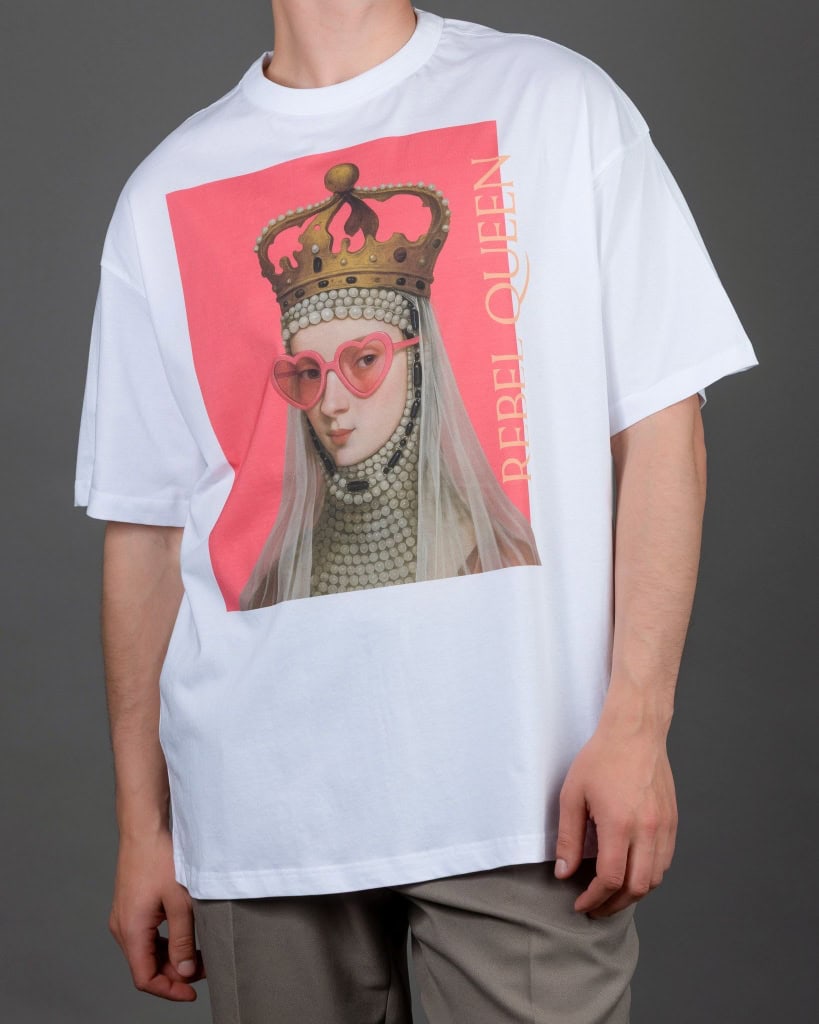 Vyras vilki baltus marškinėlius „REBEL QUEEN“ su karalienės portretu ir pilkas kelnes