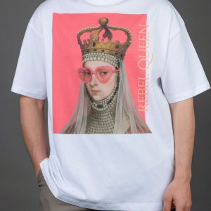 Vyras su baltais marškinėliais „REBEL QUEEN“, ranka kišenėje, vaizdas iš arti