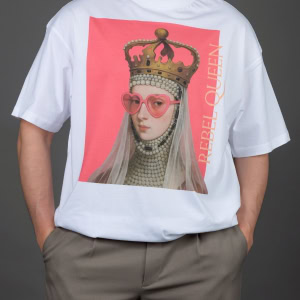 Vyras su baltais marškinėliais „REBEL QUEEN“, rankos kelnių kišenėse