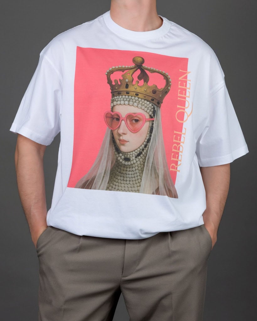 Vyras su baltais marškinėliais „REBEL QUEEN“, rankos kelnių kišenėse