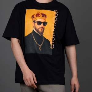 Vyras vilki juodus marškinėlius „CROWN MOOD“ su portretu ir pilkas kelnes