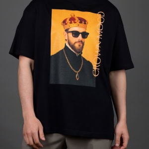 Vyras su juodais marškinėliais „CROWN MOOD“, vaizdas iš kito kampo