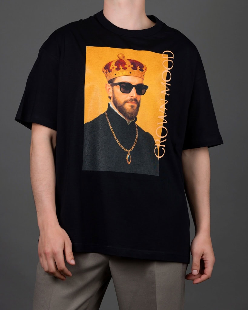 Vyras su juodais marškinėliais „CROWN MOOD“, vaizdas iš kito kampo