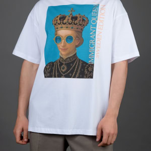 Vyras vilki baltus marškinėlius „IMIGRANT QUEEN / SWEDEN EDITION“ ir pilkas kelnes