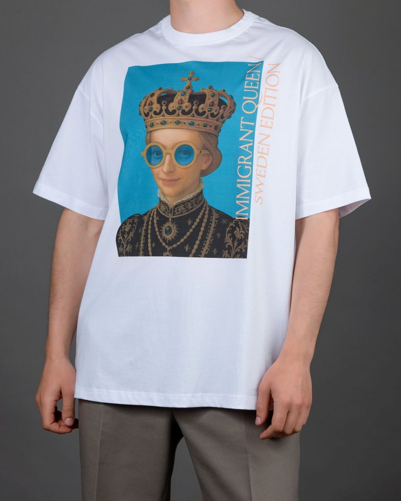 Vyras vilki baltus marškinėlius „IMIGRANT QUEEN / SWEDEN EDITION“ ir pilkas kelnes