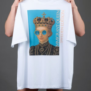 Rankose ištiesti balti marškinėliai „IMIGRANT QUEEN / SWEDEN EDITION“ su karalienės portretu