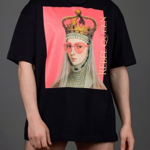 Vyras su juodais marškinėliais „REBEL QUEEN“, vaizdas iš priekio