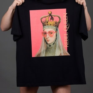 Vyras laiko iškėlęs juodus marškinėlius „REBEL QUEEN“ su karalienės portretu