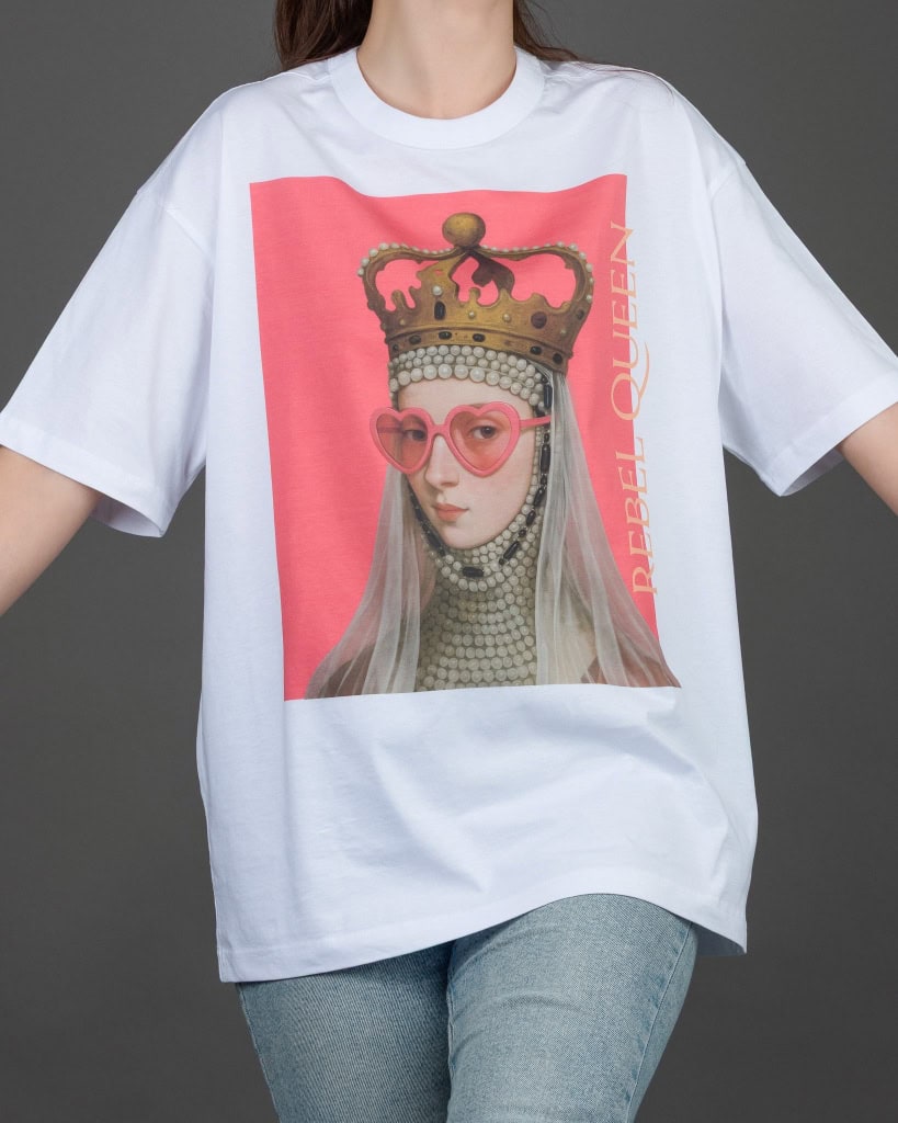 Moteris vilki baltus marškinėlius „REBEL QUEEN“ su karalienės portretu rožiniame fone