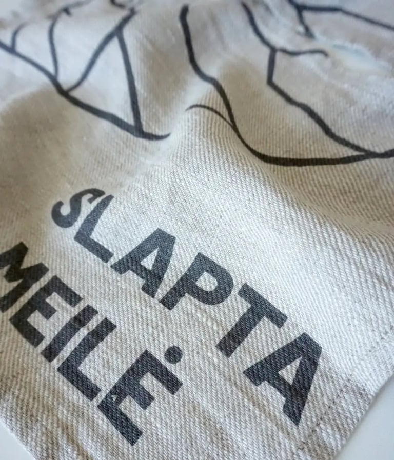 Pilko lininio veido rankšluostėlio „Slapta meilė“ stambus planas su grafito spalvos užrašu