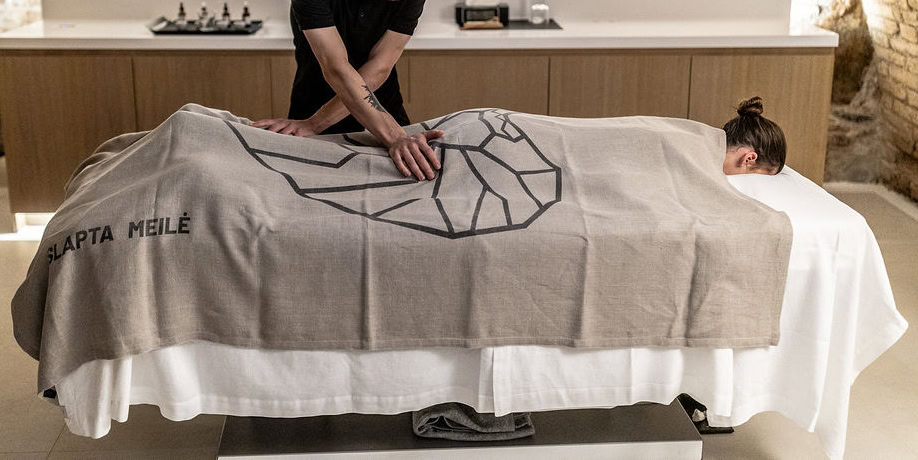 Masažas per pilką „Slapta meilė“ apklotą su širdies piešiniu – ritualas „Karaliaus Augusto medžioklė“