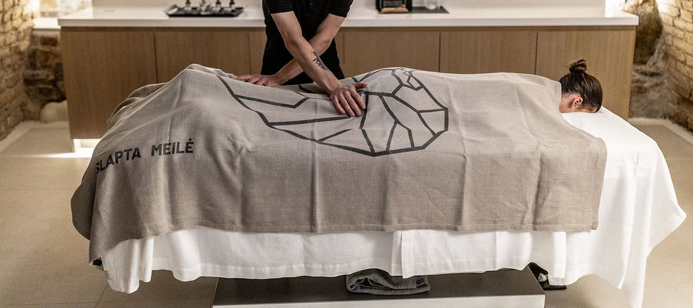 Masažas per „Slapta meilė“ apklotą su širdies piešiniu – ritualas „Karalienės Kotrynos šaltinis“
