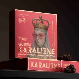 Rožinė saldainių dėžutė „Queen Karalienė“ su karalienės portretu tamsiame fone
