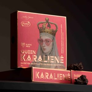 Rožinė saldainių dėžutė „Queen Karalienė“ su karalienės portretu tamsiame fone