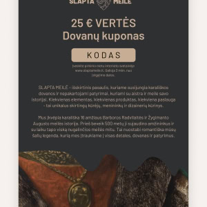 SLAPTA MEILĖ 25 € vertės dovanų kuponas tamsiame fone su raudono istorinio drabužio fragmentu