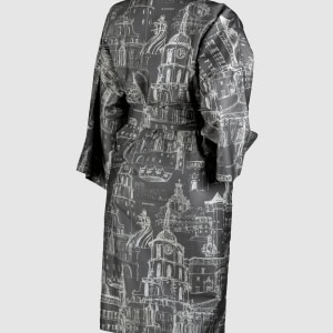 Antracito satino chalatas kimono „Karališko Vilniaus meilės istorija“ su diržu, vaizdas iš nugaros