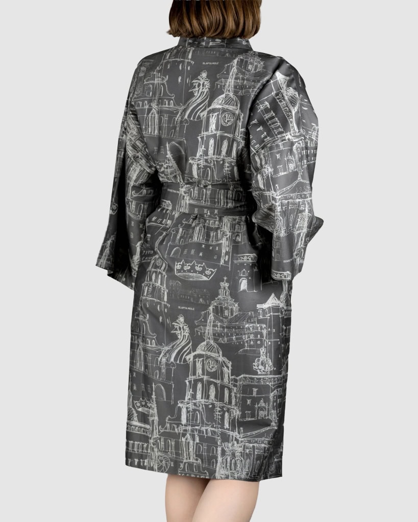 Antracito satino chalatas kimono „Karališko Vilniaus meilės istorija“ su diržu, vaizdas iš nugaros
