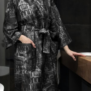 Modelė antracito chalatu kimono „Karališko Vilniaus meilės istorija“ vonioje prie stalviršio, priekis