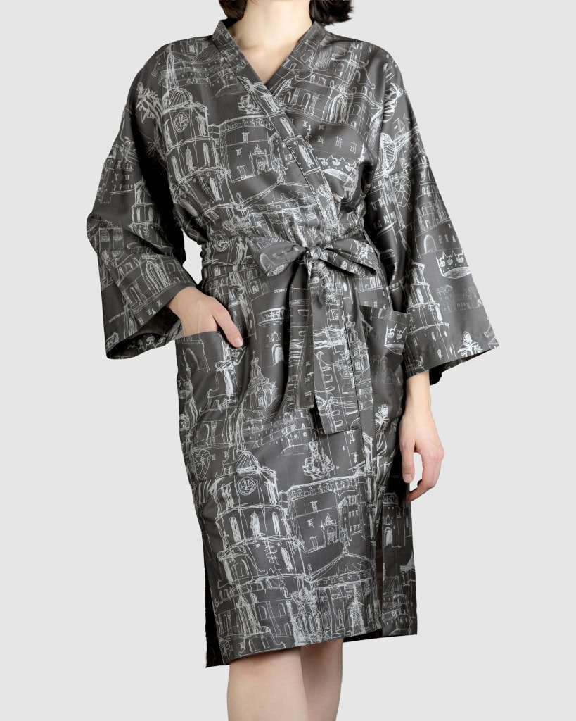 Antracito satino chalatas kimono „Karališko Vilniaus meilės istorija“ su Vilniaus piešiniu, priekis