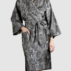 Antracito satino chalatas kimono „Karališko Vilniaus meilės istorija“ su Vilniaus piešiniu, priekis