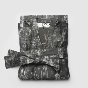 Sulankstytas antracito satino chalatas kimono „Karališko Vilniaus meilės istorija“ su diržu