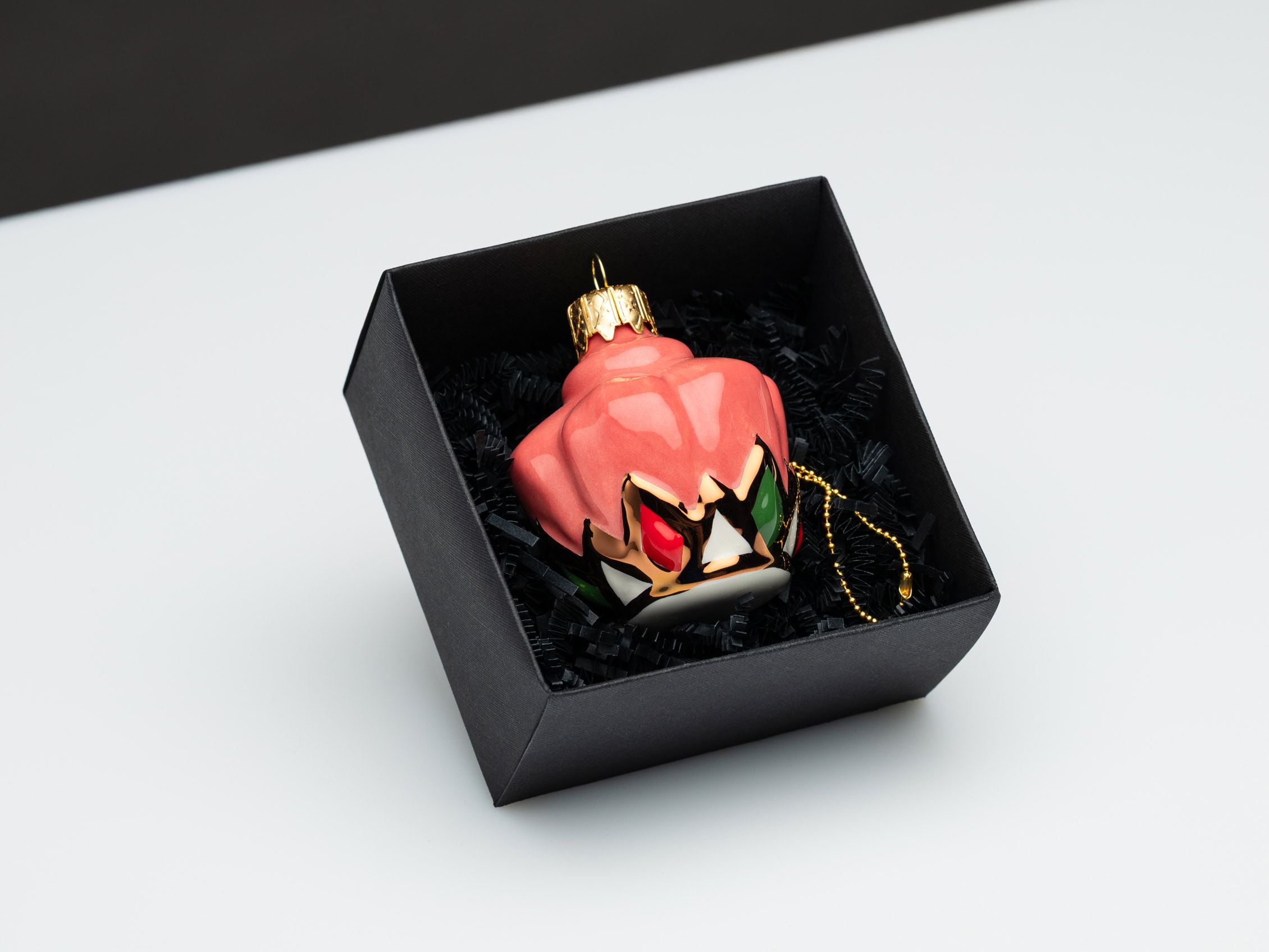 Ceramic Heart keramikinis rožinis kalėdinis žaisliukas su karūnos ornamentu juodoje dėžutėje