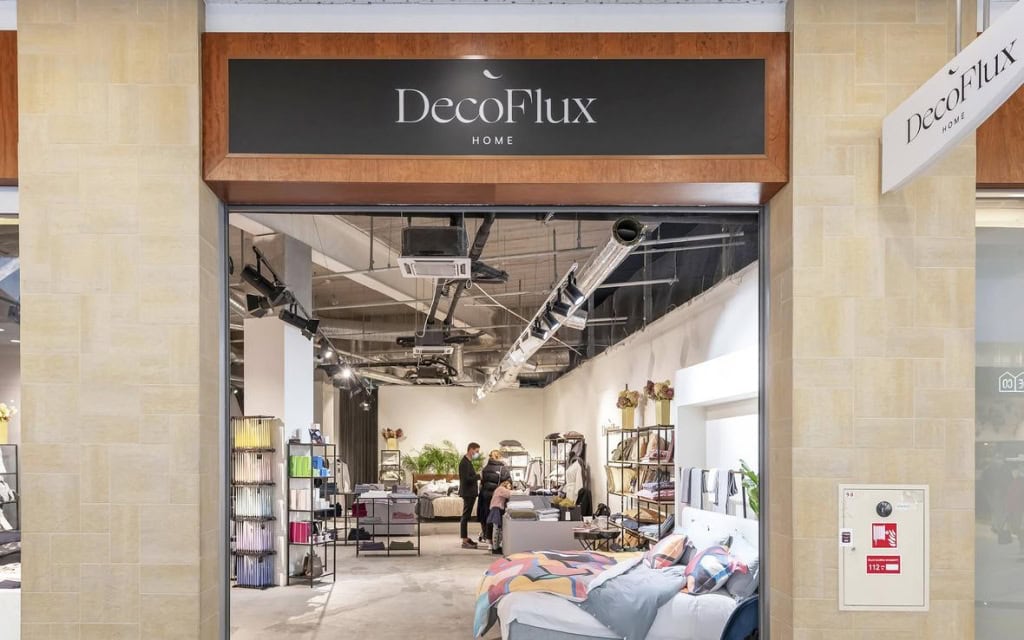 Salono „DecoFlux“ įėjimas ir vidus su namų tekstilės ekspozicija
