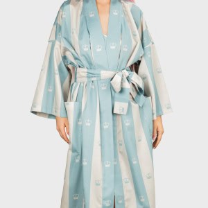 Melsvas dryžuotas chalatas kimono „Jūsų Didenybei“ su diržu ant modelio, vaizdas iš priekio