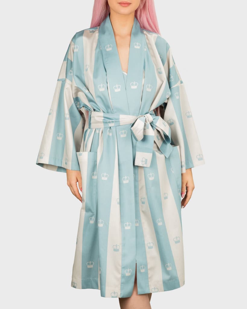 Melsvas dryžuotas chalatas kimono „Jūsų Didenybei“ su diržu ant modelio, vaizdas iš priekio