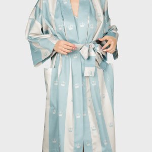 Modelis riša melsvo dryžuoto chalato kimono „Jūsų Didenybei“ diržą, vaizdas iš priekio