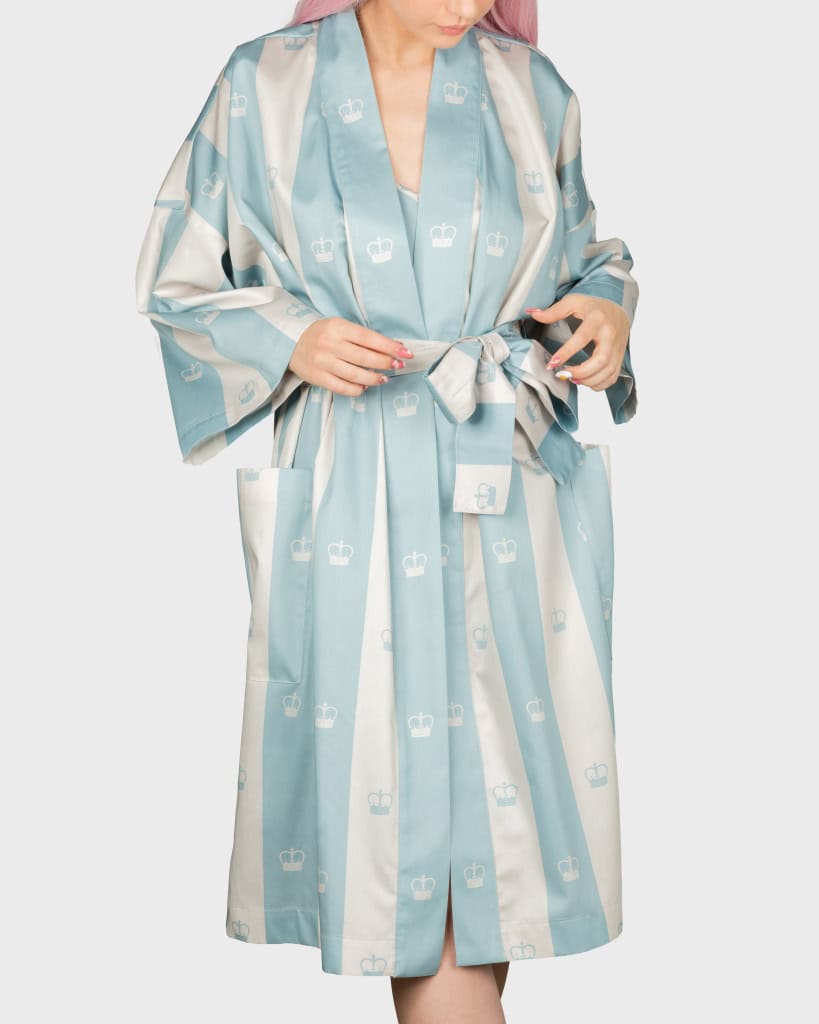 Modelis riša melsvo dryžuoto chalato kimono „Jūsų Didenybei“ diržą, vaizdas iš priekio