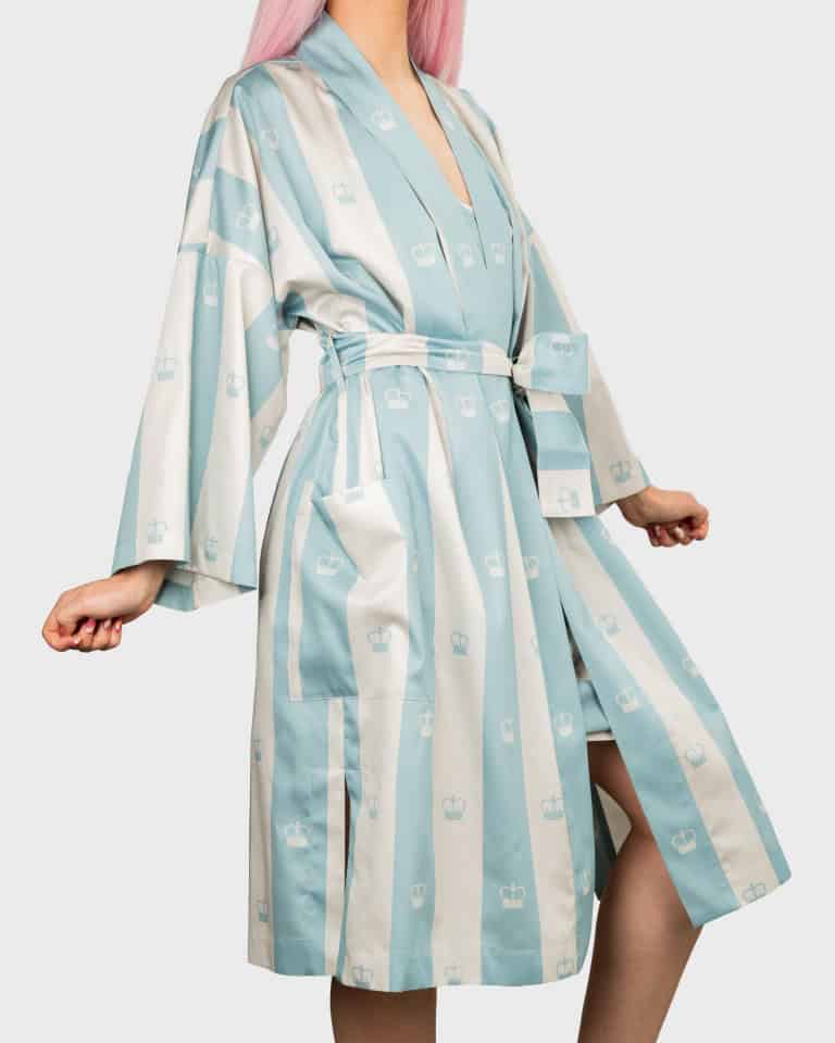 Melsvas dryžuotas chalatas kimono „Jūsų Didenybei“ ant modelio, vaizdas iš šono einant
