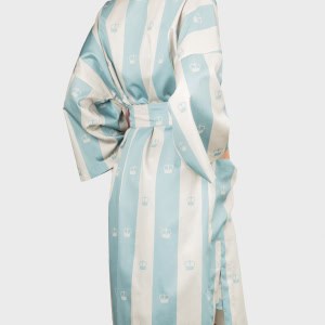 Melsvas dryžuotas chalatas kimono „Jūsų Didenybei“ ant modelio, vaizdas iš nugaros