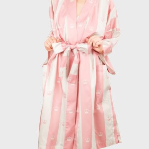 Rausvas dryžuotas chalatas kimono „Jūsų Didenybei“ su diržu ant modelio, vaizdas iš priekio