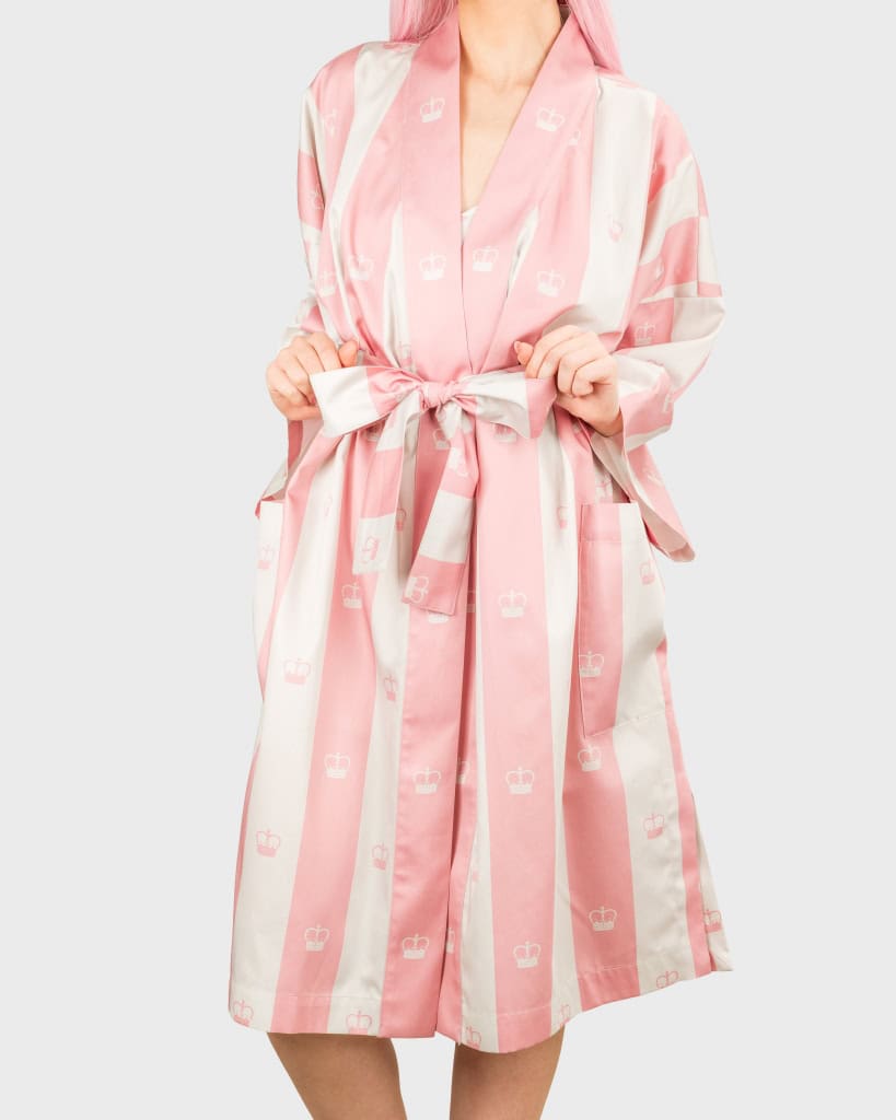 Rausvas dryžuotas chalatas kimono „Jūsų Didenybei“ su diržu ant modelio, vaizdas iš priekio