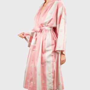 Rausvas dryžuotas chalatas kimono „Jūsų Didenybei“ ant modelio, vaizdas pasisukus į šoną