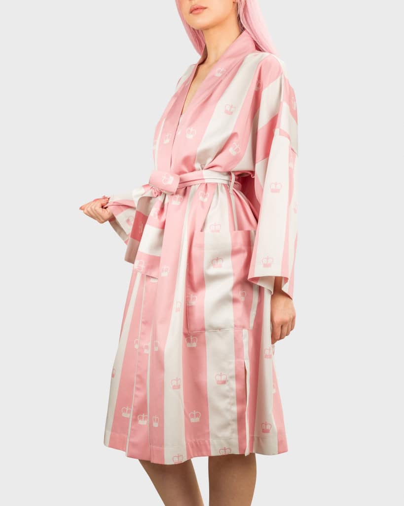 Rausvas dryžuotas chalatas kimono „Jūsų Didenybei“ ant modelio, vaizdas pasisukus į šoną